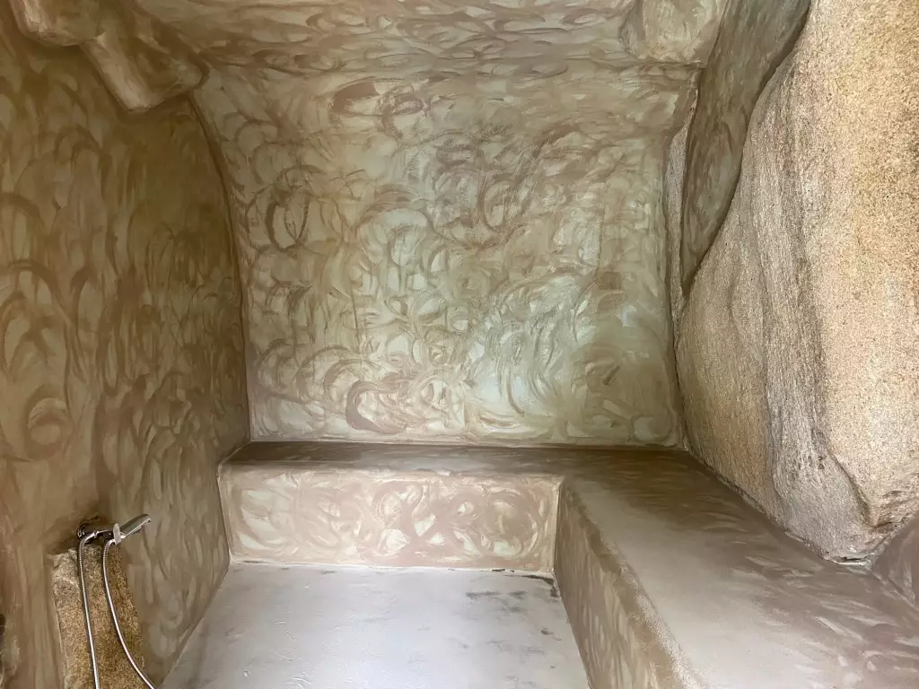 Il bagno turco scavato nella roccia