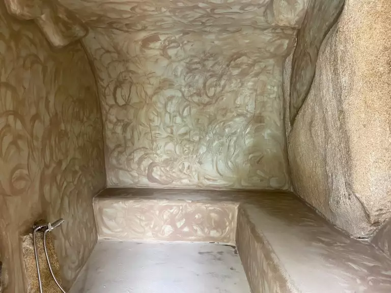 Il bagno turco scavato nella roccia
