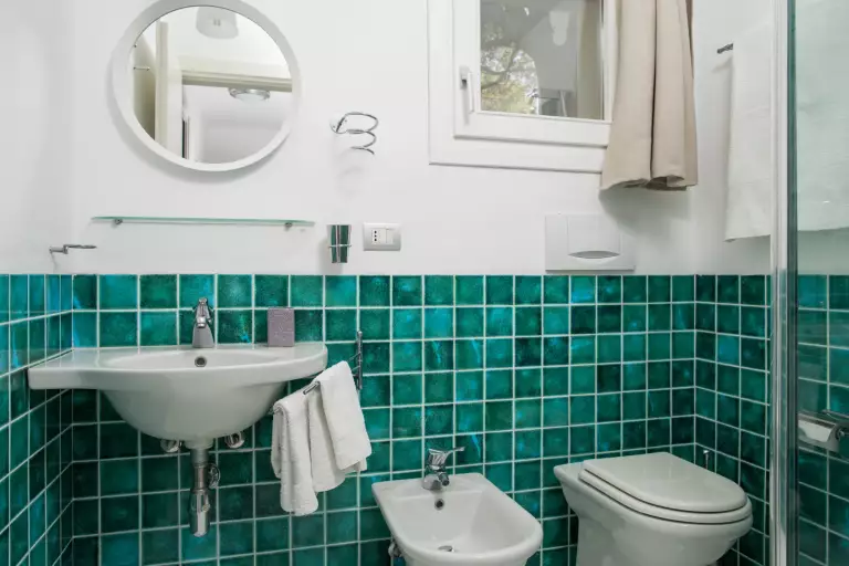Bagno con piastrelle verde acqua