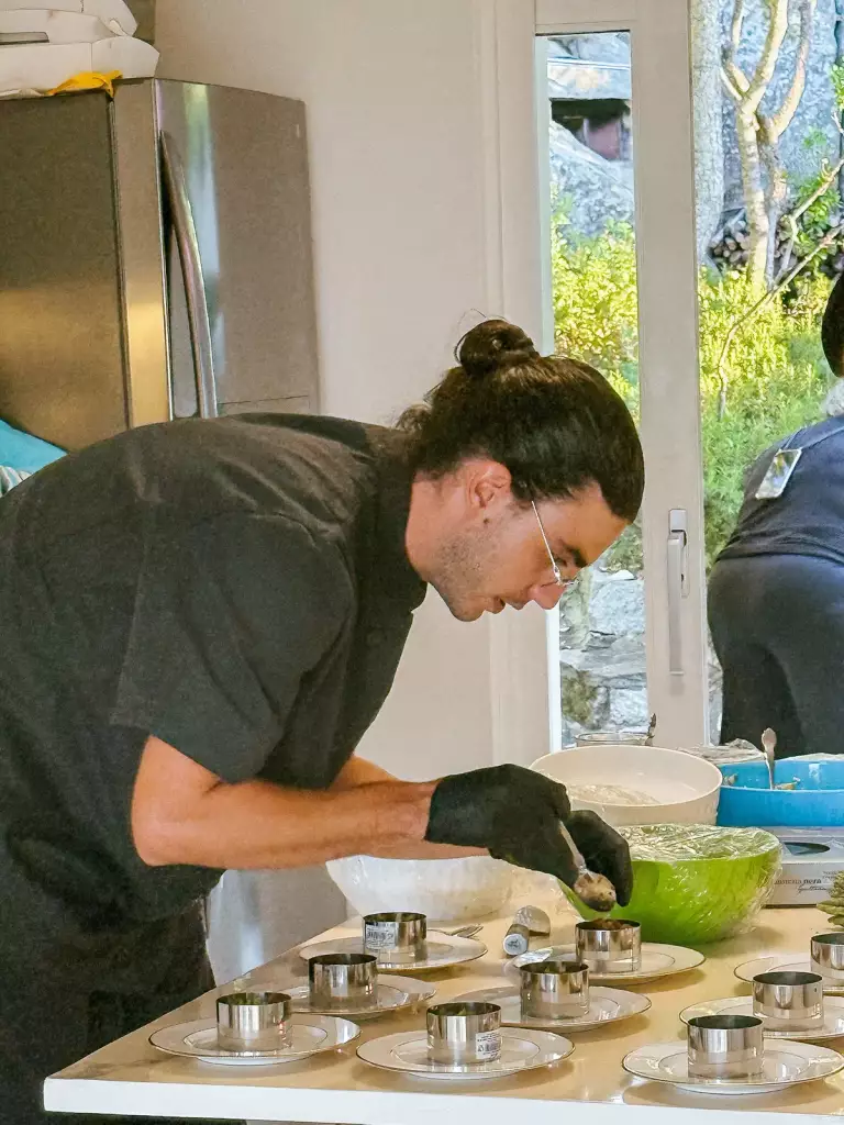La cuoca al lavoro nella cucina della villa