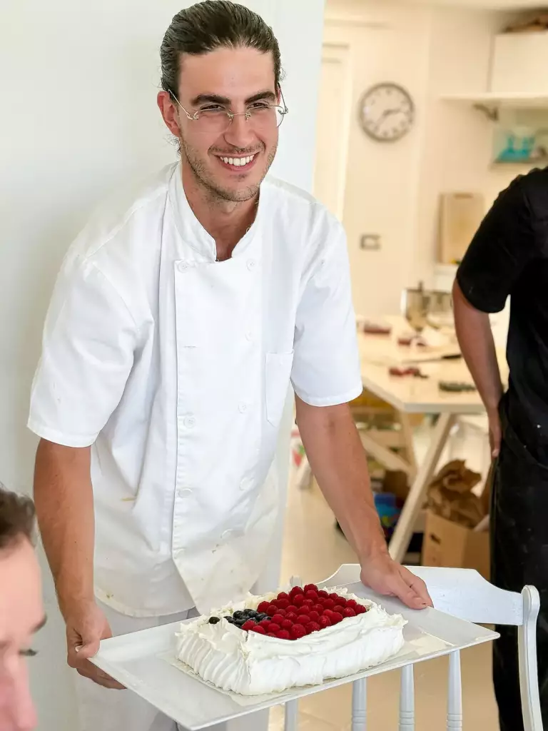 Lo chef con un dolce appena preparato