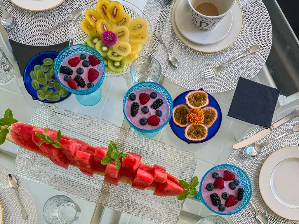 Colazione con frutta fresca e dolci sulla tavola della villa