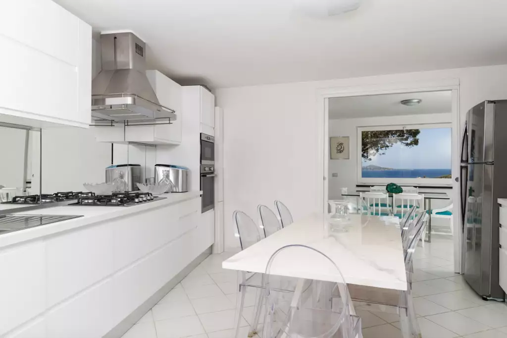 La cucina nuova, ampia e attrezzata, affacciata sul mare