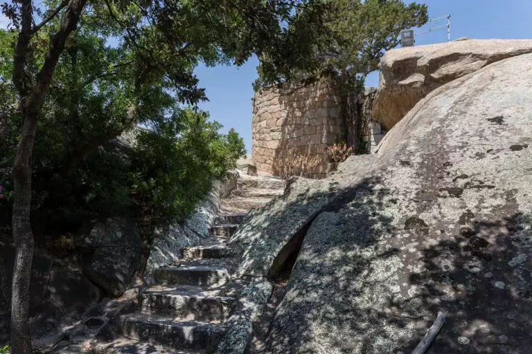 Scalinata di granito verso una dependance