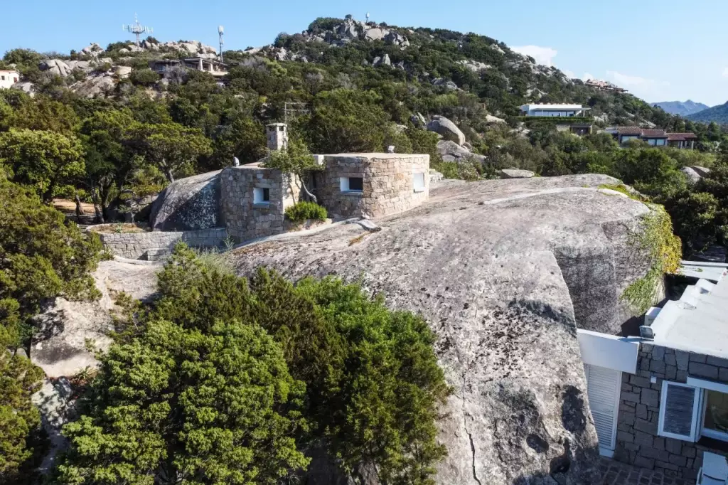 Dependance tra le rocce con vista sul paese