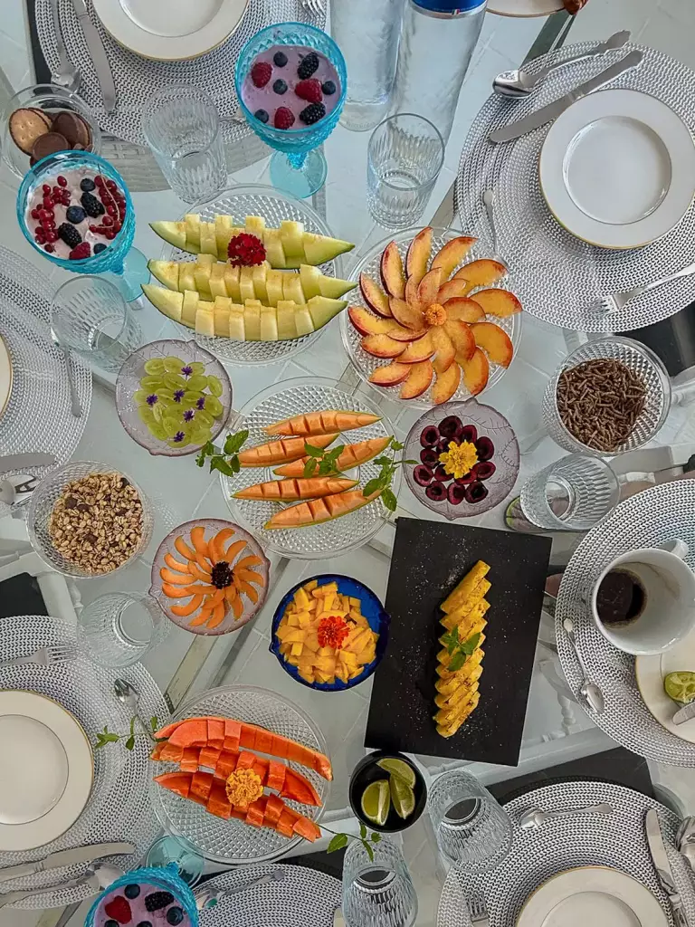Dessert e frutta presentati in tavola