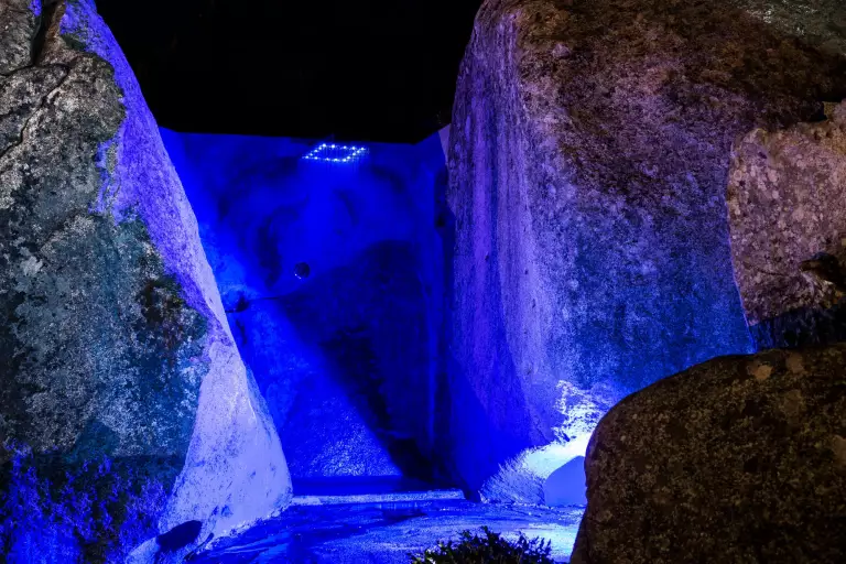 Doccia emozionale tra le rocce illuminate