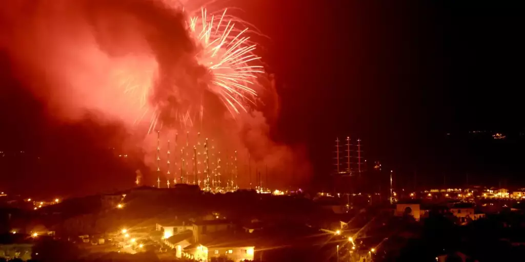 Fuochi d'artificio sul golfo di Porto Rotondo