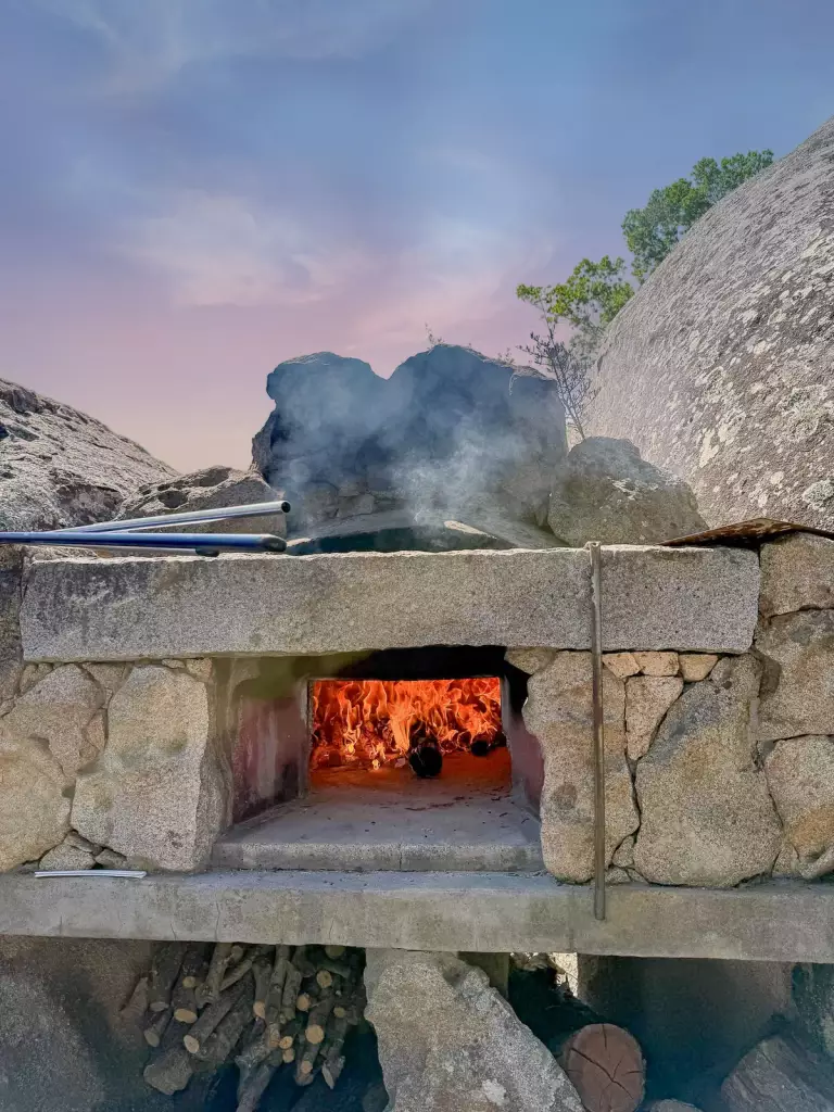 Il forno a legna acceso tra le rocce
