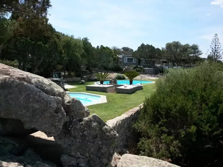 Piscine e rocce viste dal giardino
