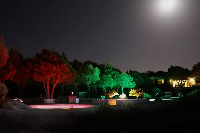 Il giardino illuminato di notte