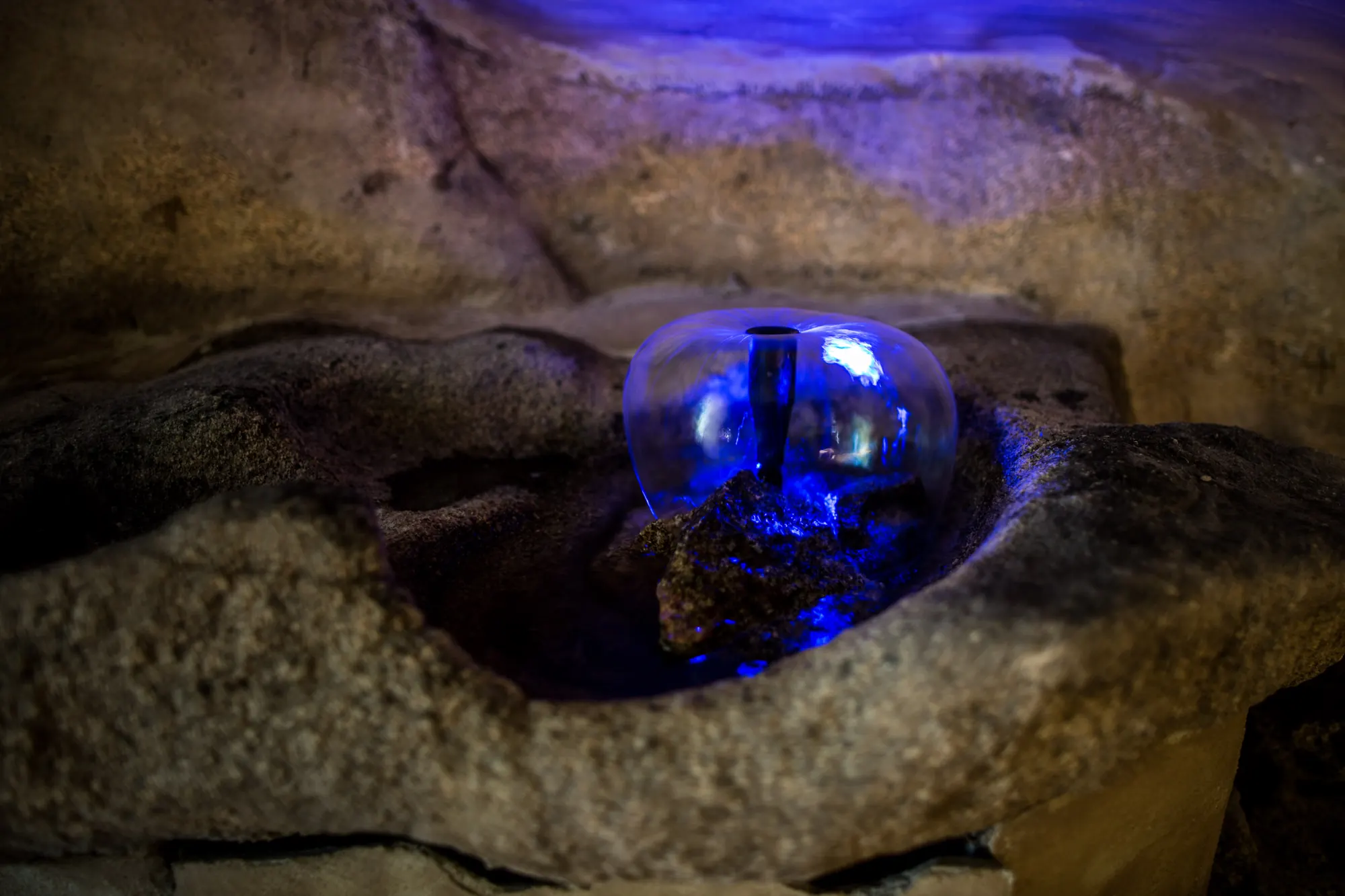 Piscina tra le rocce illuminata di blu