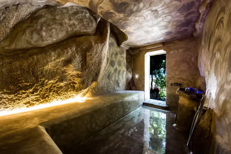 Grotta nella roccia illuminata