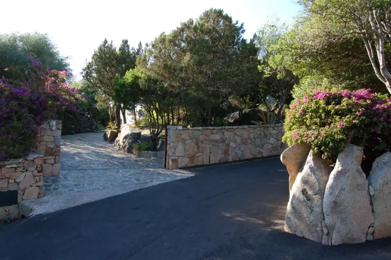 Viale d'ingresso tra buganvillee e rocce