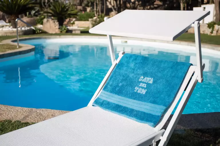 Lettino con telo Cava del Tom a bordo piscina