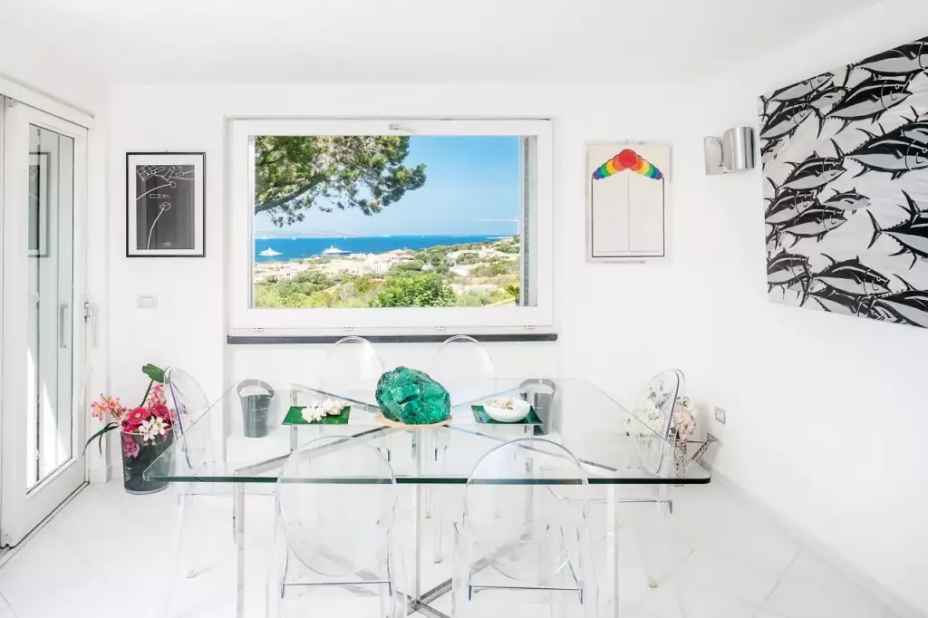 Zona living con tavolo di cristallo e vista sul golfo
