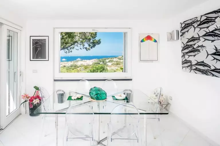 Zona living con tavolo di cristallo e vista sul golfo