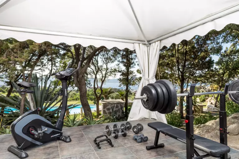Palestra all'aperto sotto il gazebo con vista sul mare