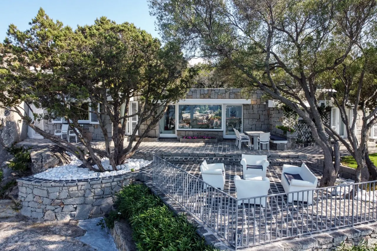 La terrazza davanti alla villa in granito lavorato a mano
