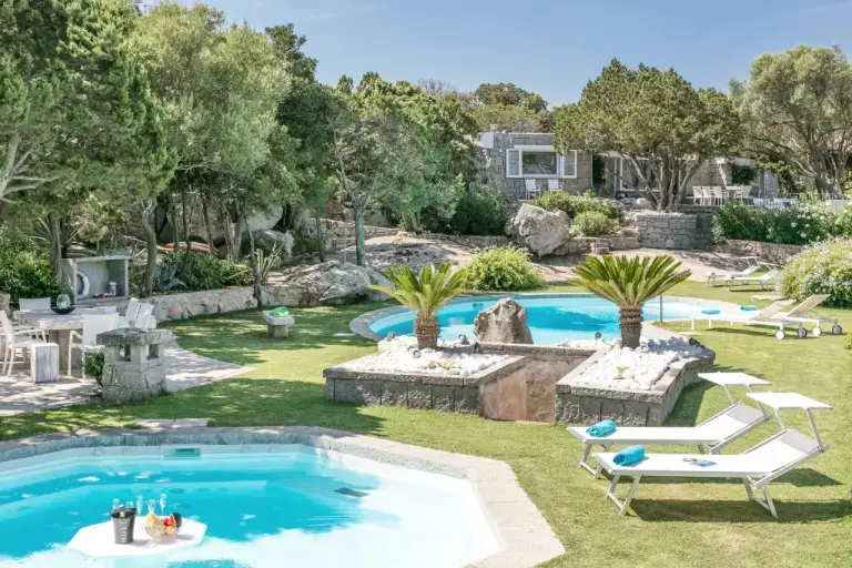 Le due piscine e il giardino visti dall'alto