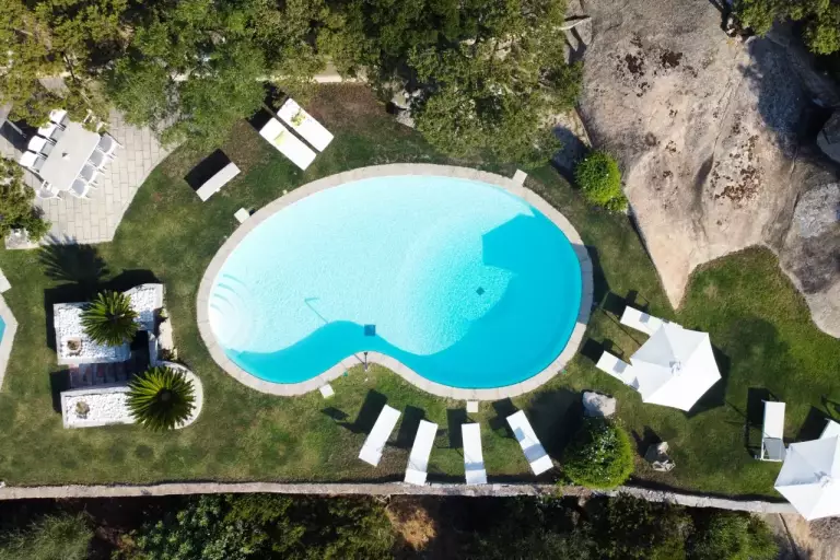 Le piscine viste dall'alto con i lettini