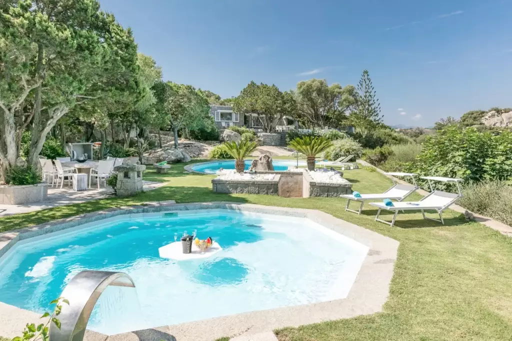 La piscina grande nel prato tra le rocce