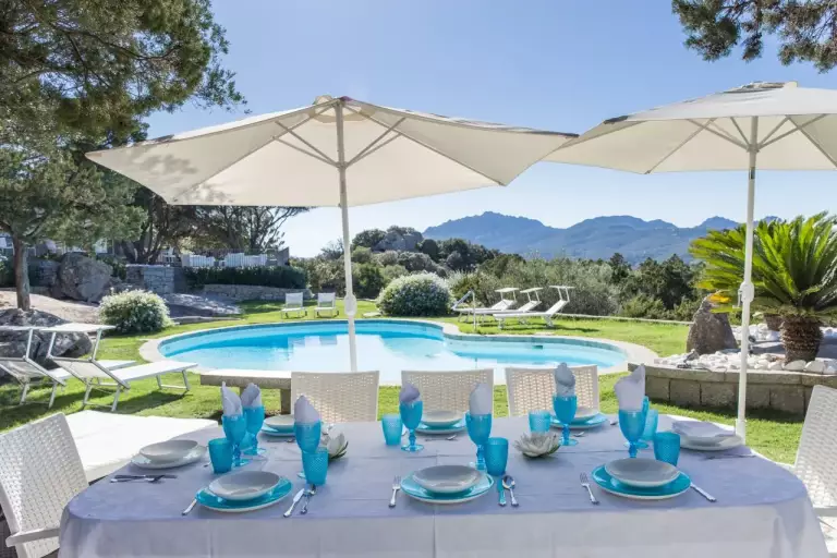 Tavolo sotto gli ombrelloni vicino alla piscina