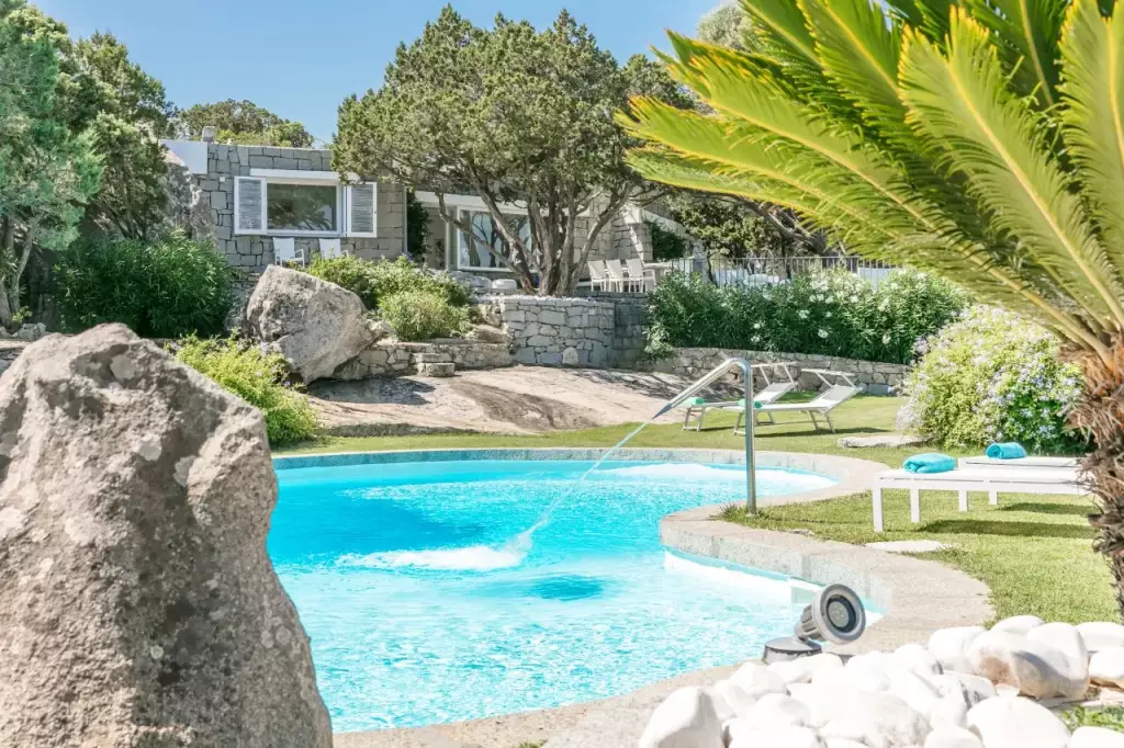 Piscina grande incorniciata dalle rocce