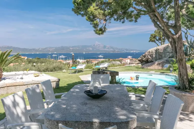 Tavolo in granito della zona piscina