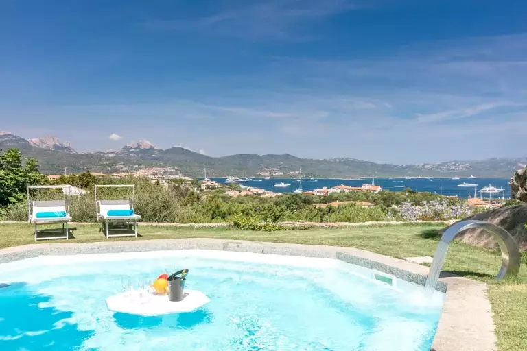La piscina piccola affacciata sul golfo di Porto Rotondo