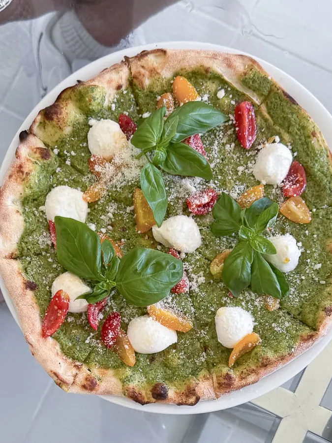 Pizza con mozzarella e basilico