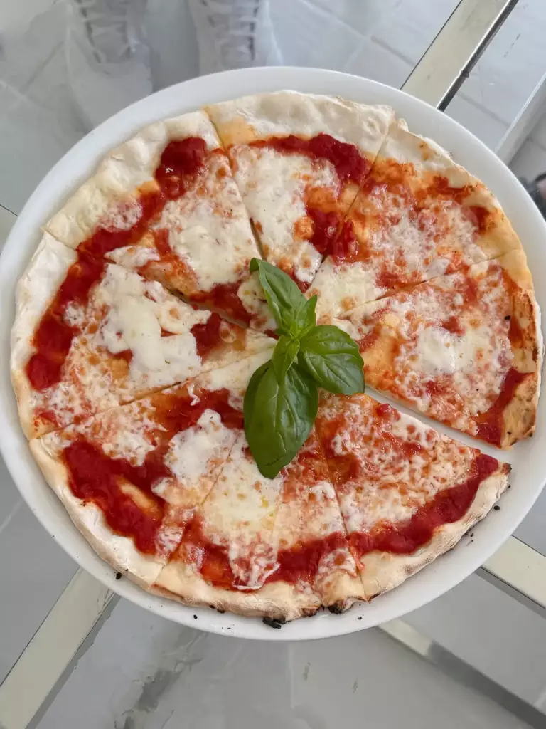 Pizza margherita cotta nel forno a legna