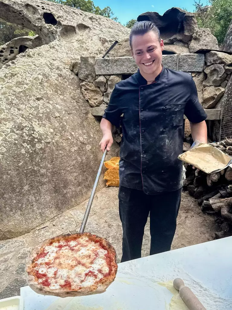 Il pizzaiolo davanti alle rocce di granito