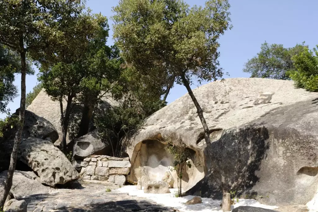 Grandi massi di granito nel giardino