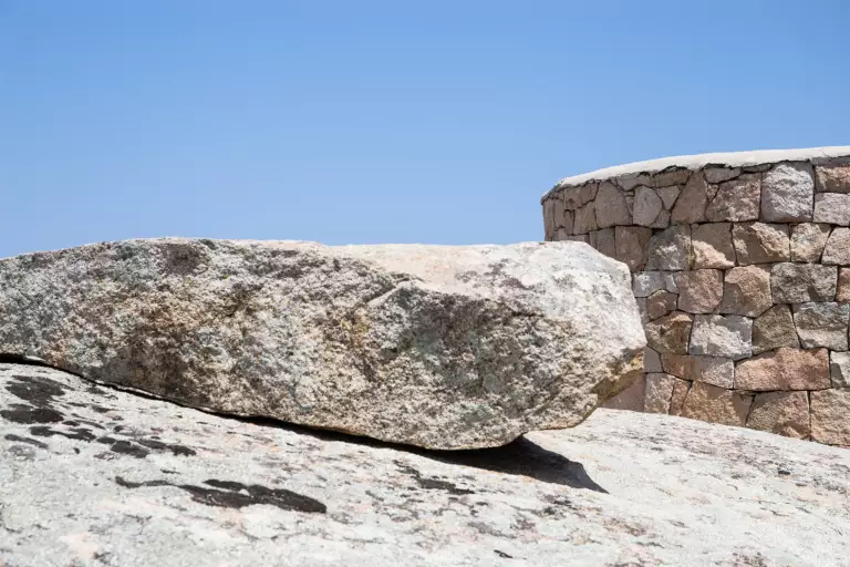 Masso di granito sotto il cielo blu