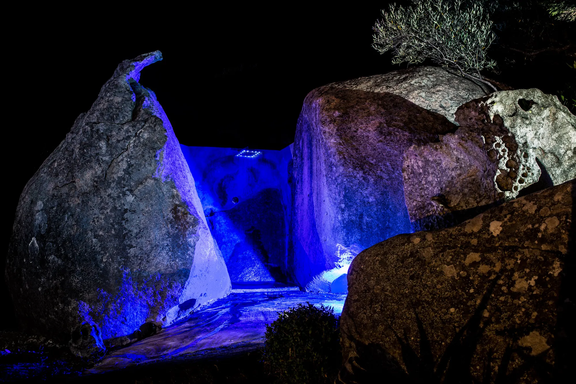 Rocce illuminate di blu nella notte