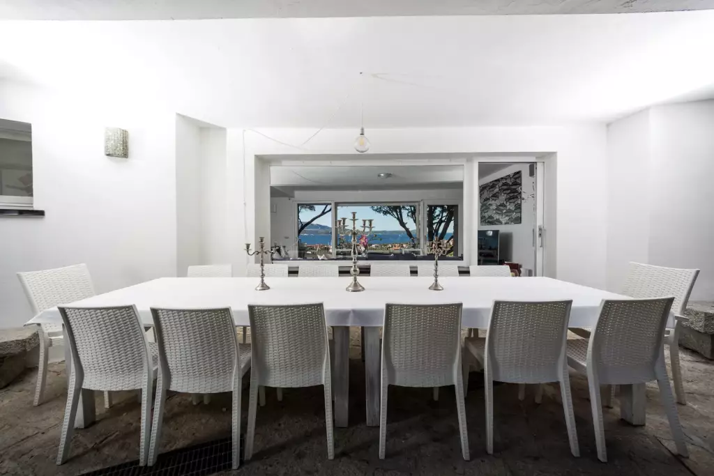 La sala da pranzo luminosa con vista sul mare