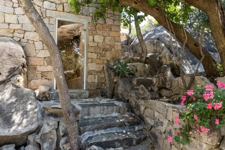Scalinata di granito tra i fiori