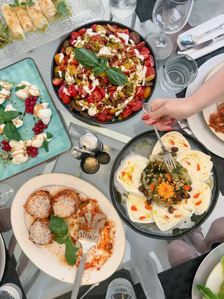 Piatti della cucina sarda serviti in tavola