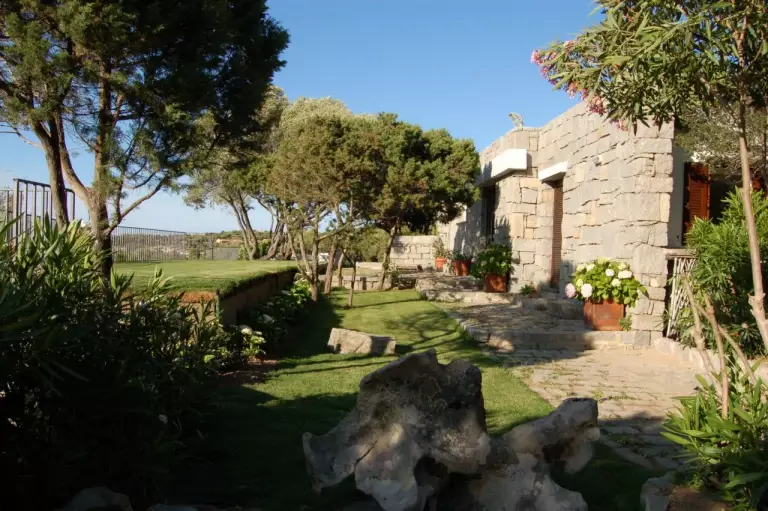 Terrazza in granito tra gli alberi